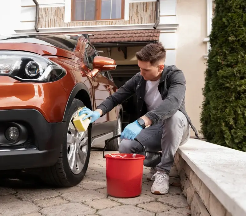 Lavage auto à domicile Sainte-Céronne-lès-Mortagne : professionnel intervenant sur un véhicule